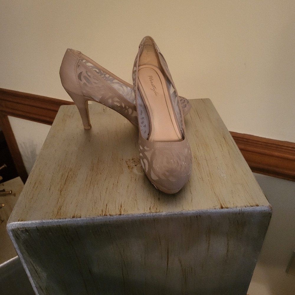 Khaki pumps